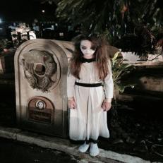 Assista novo sucesso pegadinha da menina fantasma no cemitério